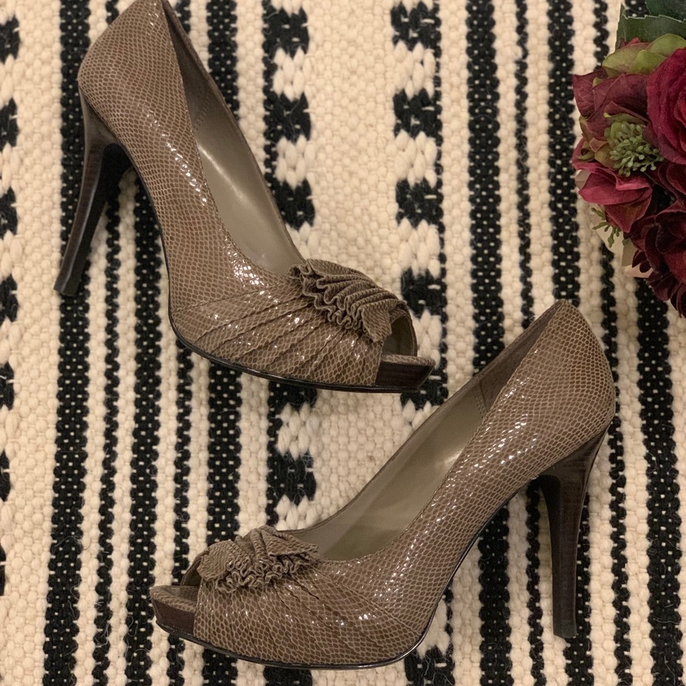Moda Snakeskin Platform Pump - Taupe